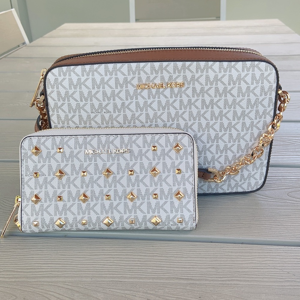 Micheal Kors vanilla logo crossbody and wallet set - Picture 11 of 16